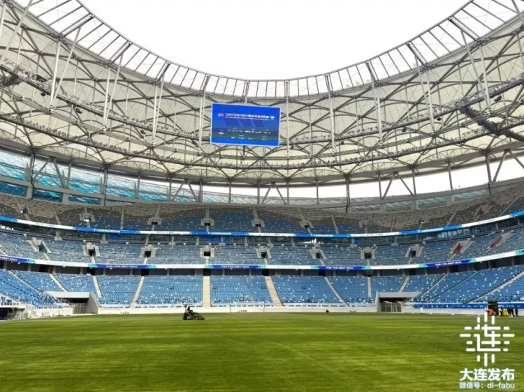 梭鱼湾球场冲刺中超首秀 草坪局部应急更换 球员通道地毯换蓝