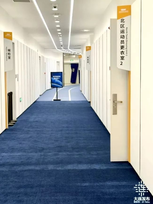 梭鱼湾球场冲刺中超首秀 草坪局部应急更换 球员通道地毯换蓝