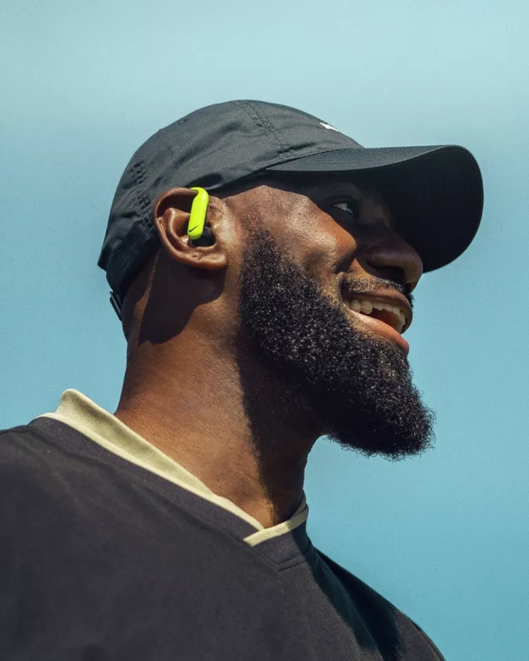 詹姆斯跨界出镜高尔夫广告 为Beats×耐克联名耳机造势