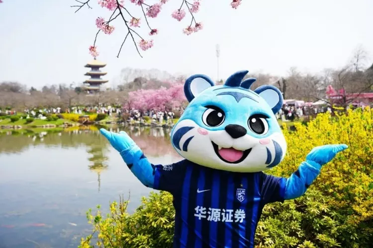 武汉三镇启动城市联动计划 吉祥物现身东湖樱园