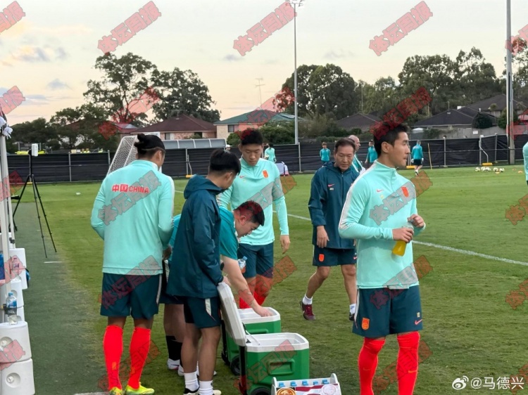 国足抵悉尼当晚开练 邵佳一直接上战术课