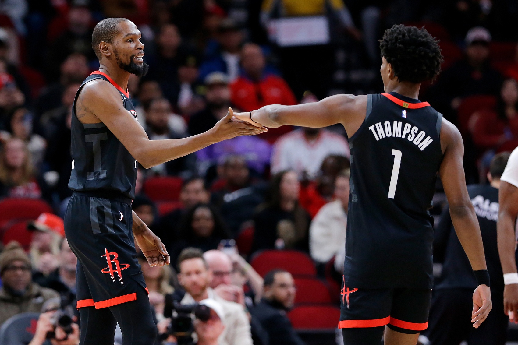 湖人东征力克东部榜首活塞 马刺五连胜客场击退热火