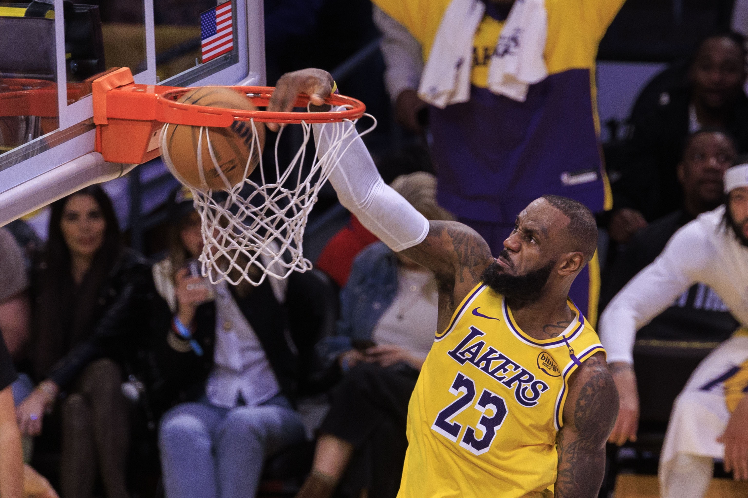 老鹰七连败防守崩盘 步行者火力全开主场告捷