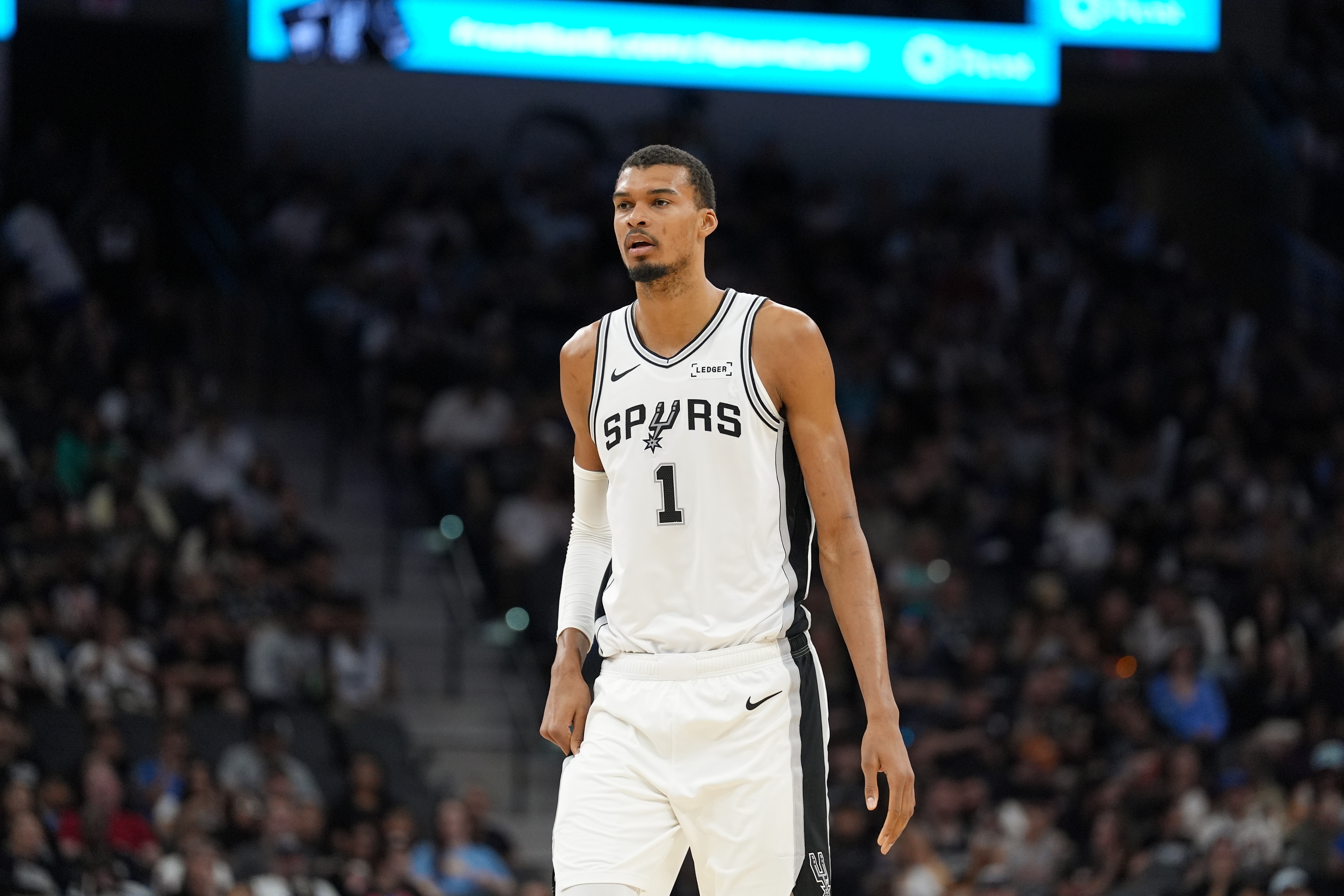 洛维评文班亚马：数据模型无法量化其防守统治力 历史级表现前所未见