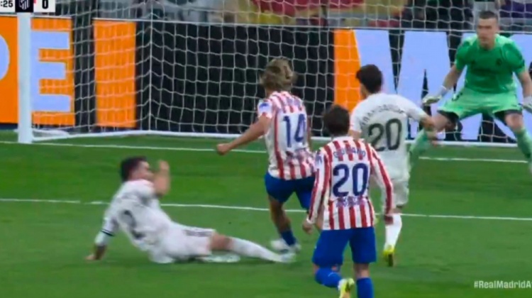 略伦特谈争议铲抢：VAR未介入 抗议只会吃牌