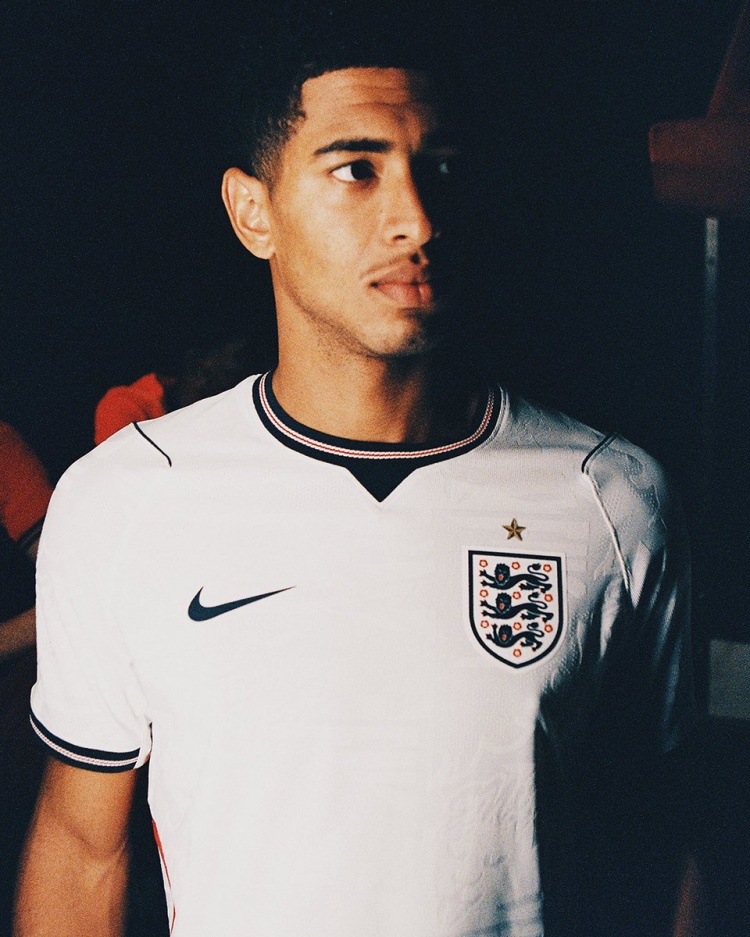 英格兰发布世界杯球衣 球员版售价创历史新高