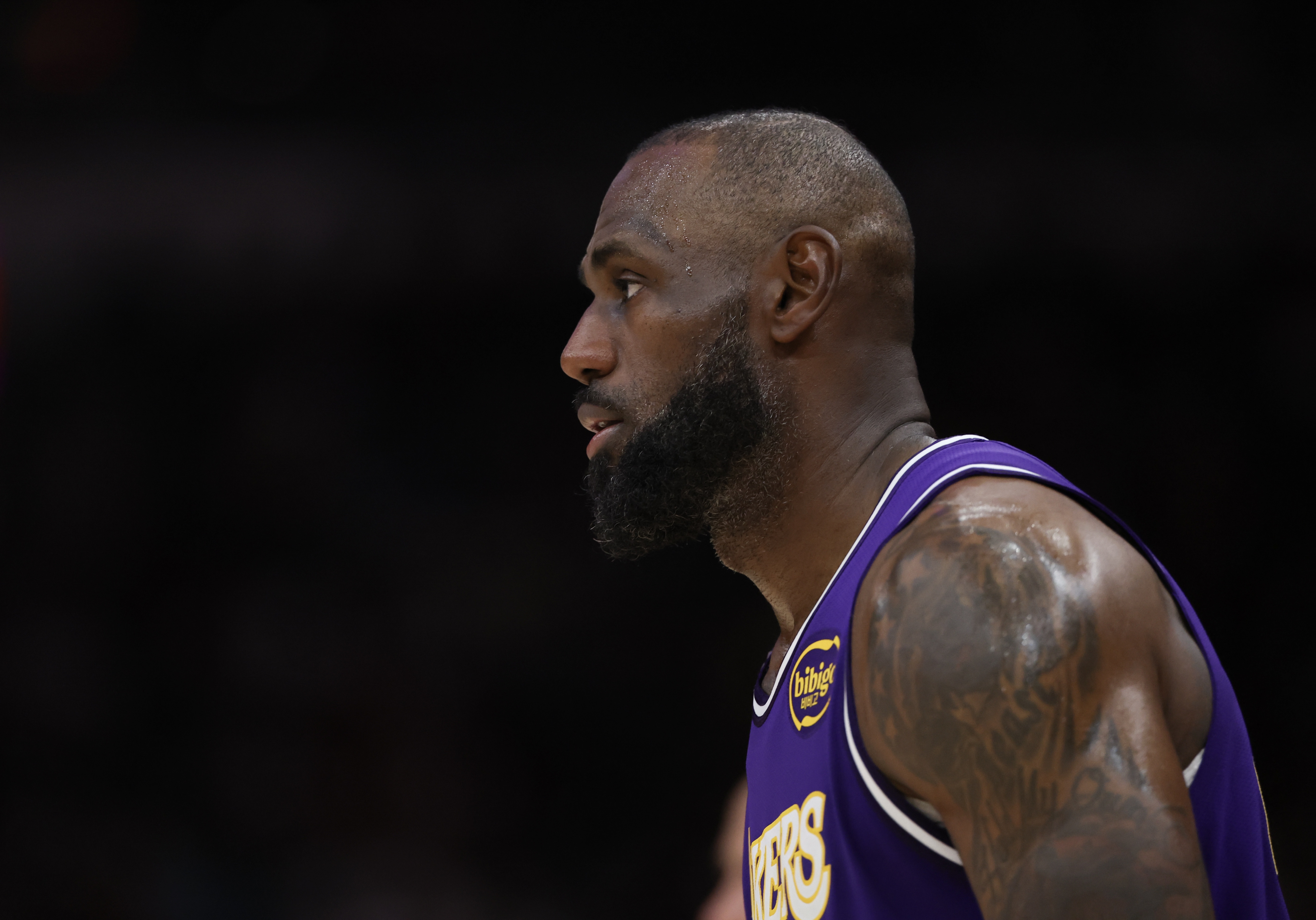 湖人九连胜遭活塞终结 詹姆斯谈韧性：落后多仍拼至最后一球