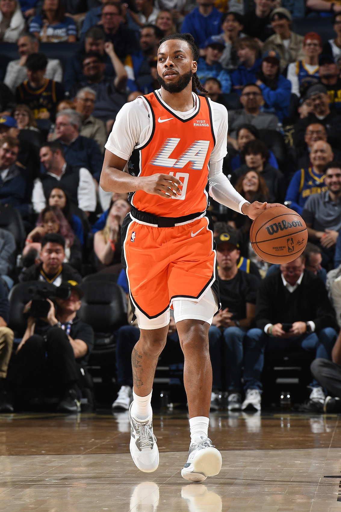 加兰高效15+6谈赛季心态 快船33分优势击溃雄鹿