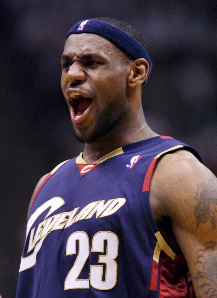 阿里纳斯复盘季后赛对位幼詹 称其螃蟹步与冲刺速度属不同维度