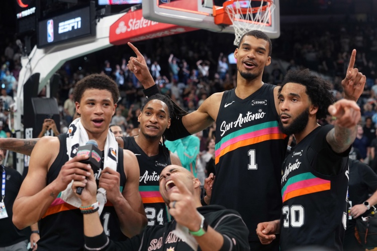 马刺锁定西南区冠军 两年完成从垫底到登顶