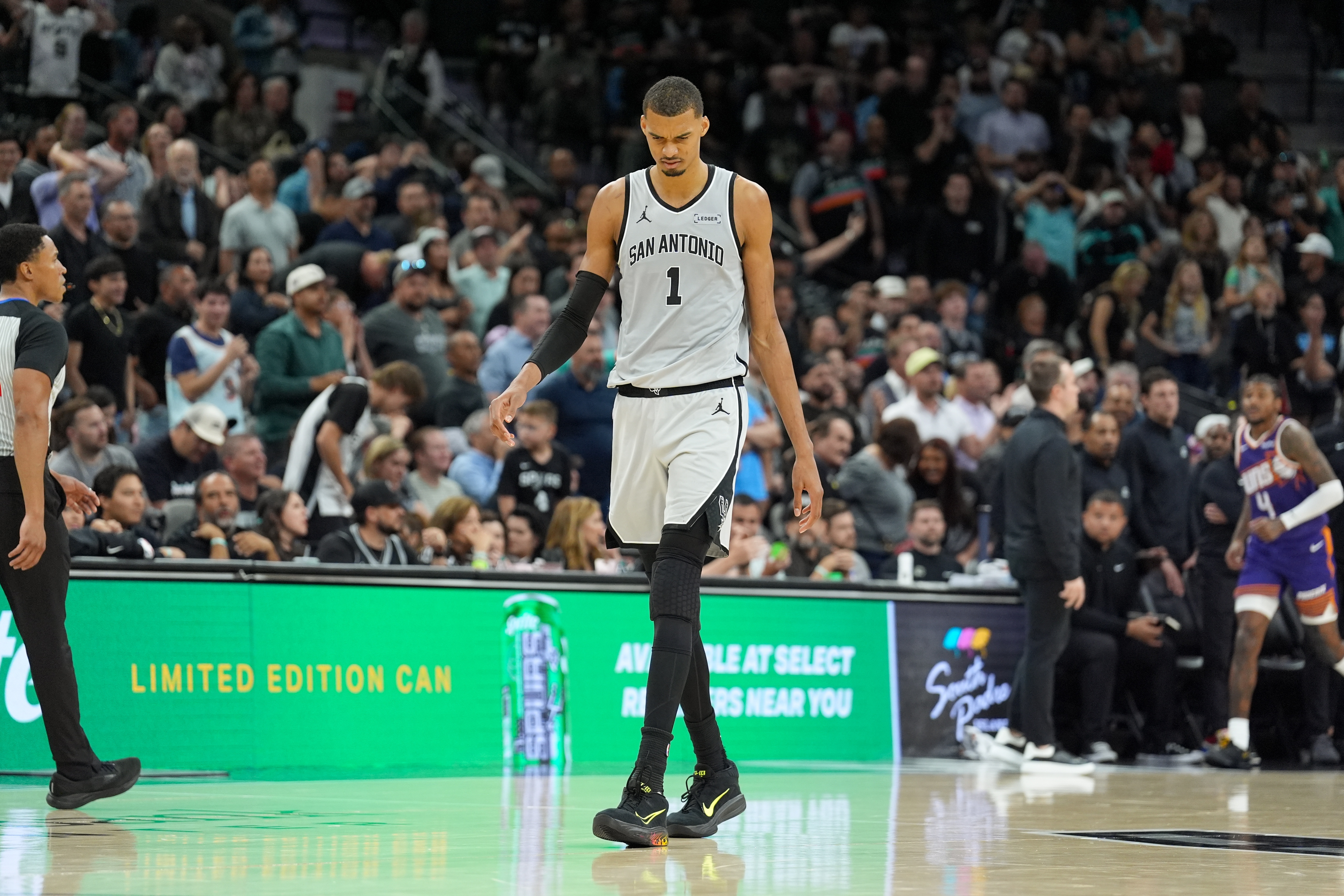 米奇力挺文班亚马MVP竞争力 称其影响力不逊任何人