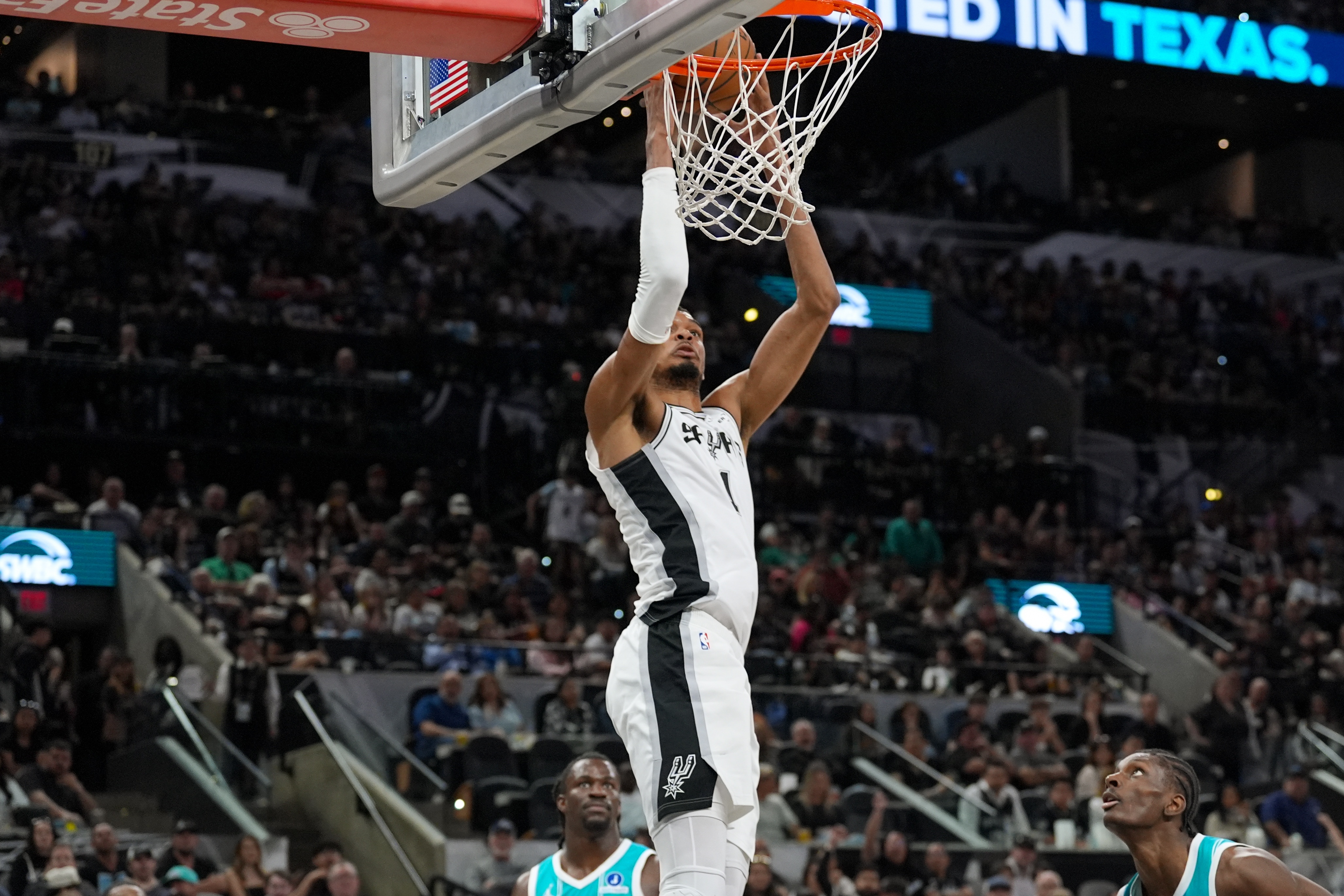 文班亚马26+14+5帽统治攻防 马刺主场大胜热火