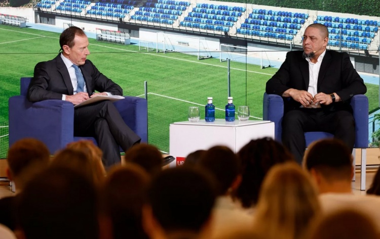 卡洛斯谈皇马大使身份与98欧冠 称队徽代表伟大机构心态独一无二