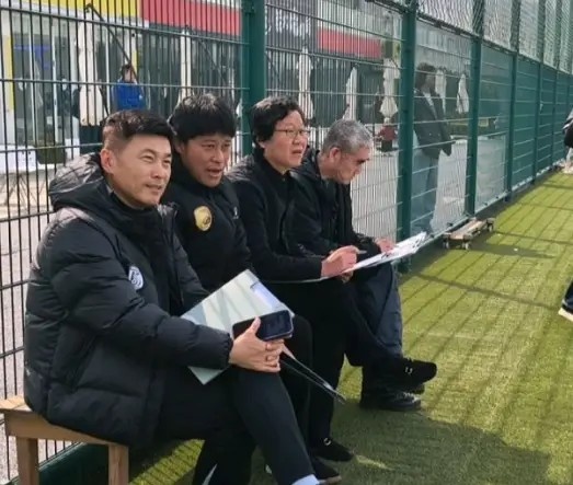 大连三线主帅齐聚训练场 为东北超选拔提供专业意见