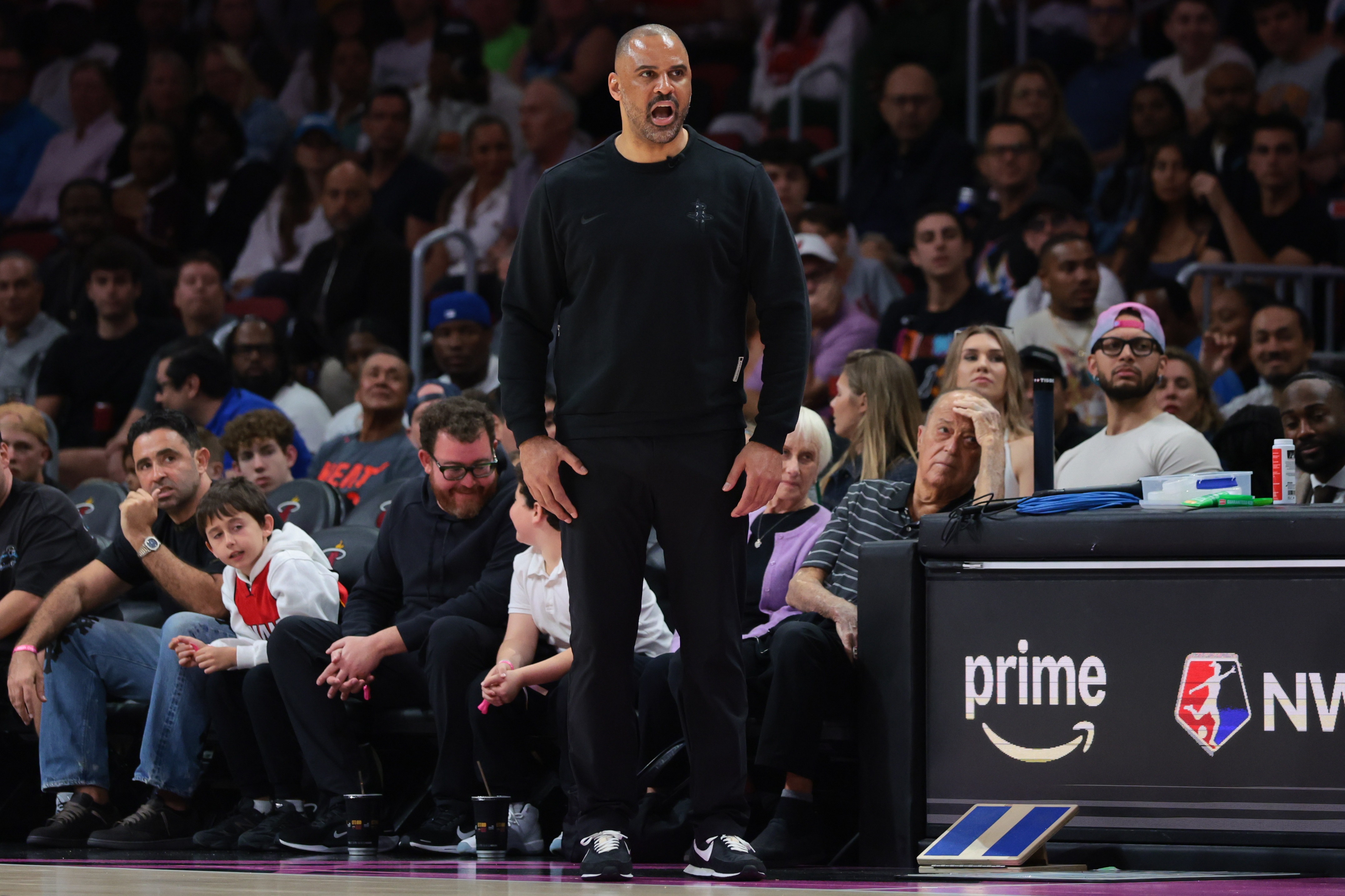 乌度卡怒斥火箭首节崩盘不尊重比赛 暗讽判罚尺度绵软