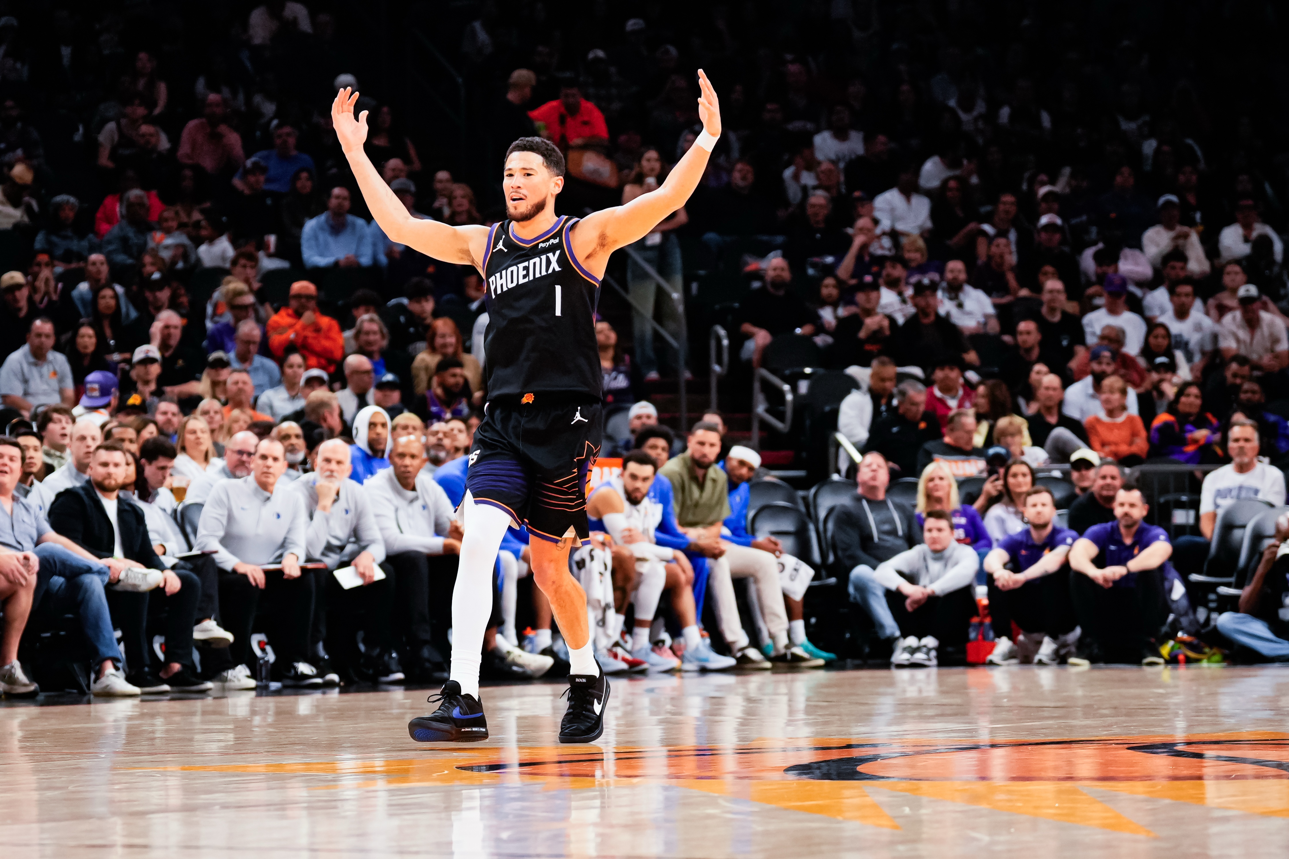 布克复出太阳三连胜 步行者十连败东部垫底