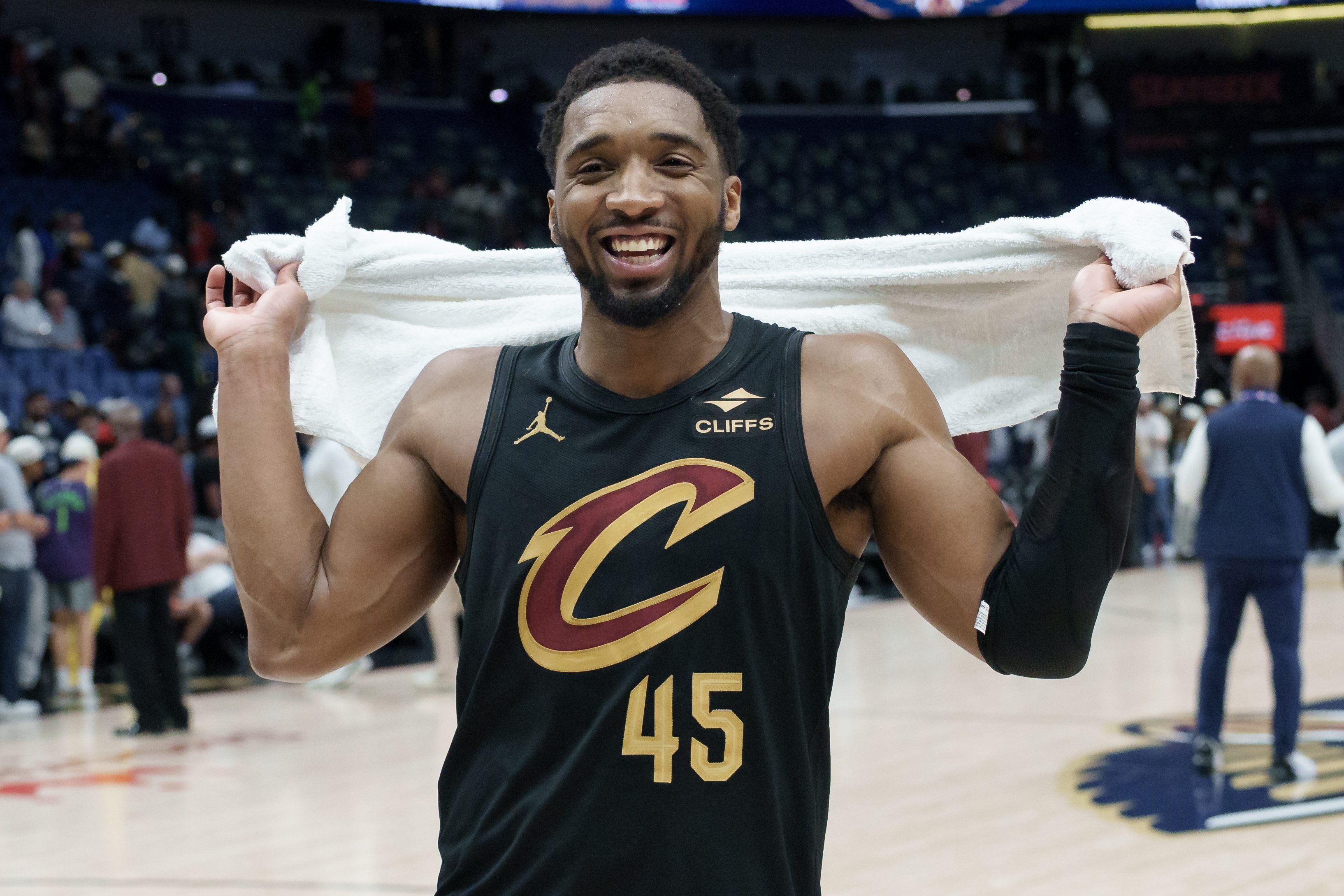 米切尔42分骑士险胜魔术 赛后详解防守沟通：斯特鲁斯直接指出我漏人