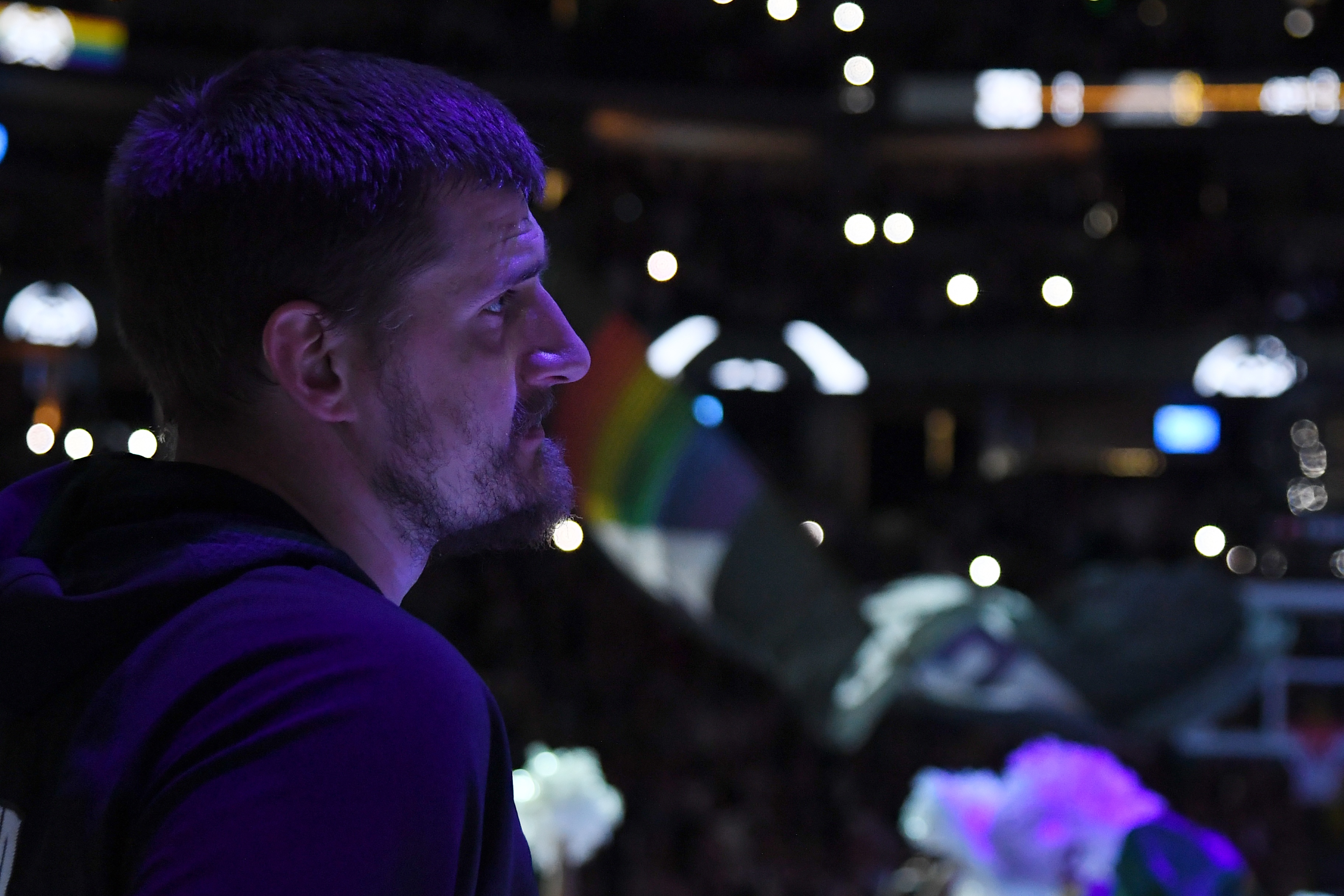 约基奇23+17+17三双 掘金险胜太阳