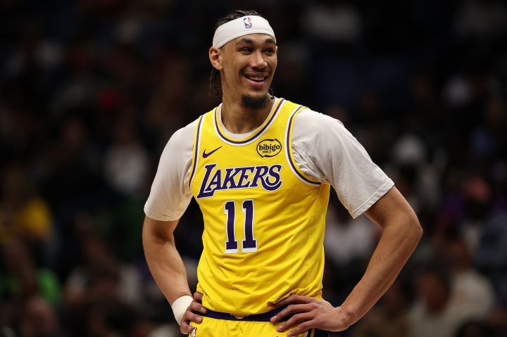 海斯36分钟高效21+10创赛季新高 湖人内线轮换深度再添变数 海斯36分钟高效21+10创赛季新高 湖人内线轮换深度再添变数