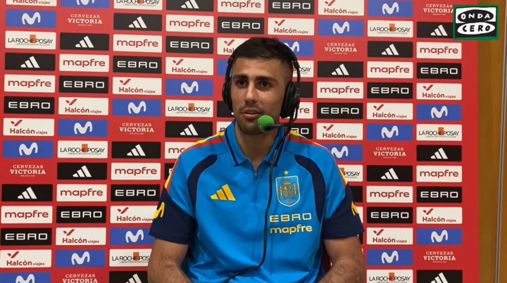 罗德里回应金球争议 称钦佩维尼修斯但奖项由他人决定 罗德里回应金球争议 称钦佩维尼修斯但奖项由他人决定