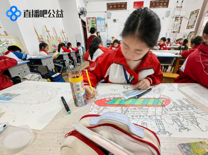 直播吧五年公益计划落地榕江 学生画作实体化为吉祥物