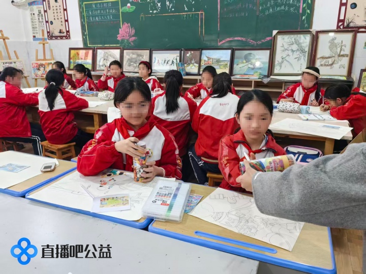 直播吧五年公益计划落地榕江 学生画作实体化为吉祥物