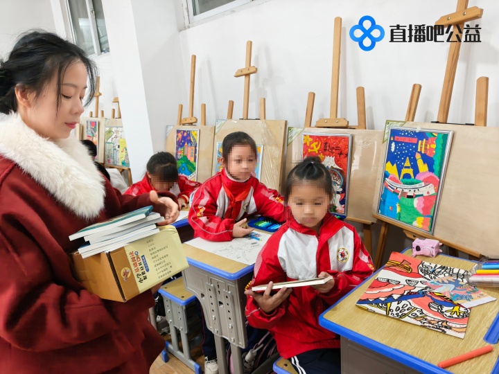 直播吧五年公益计划落地榕江 学生画作实体化为吉祥物
