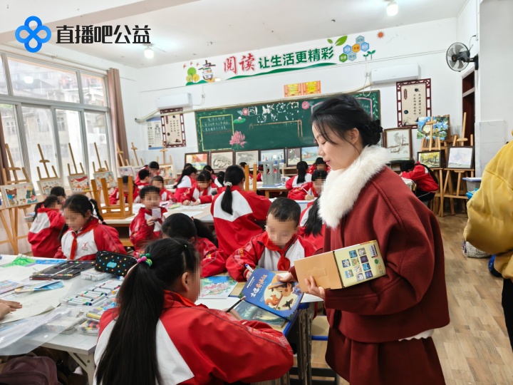 直播吧五年公益计划落地榕江 学生画作实体化为吉祥物