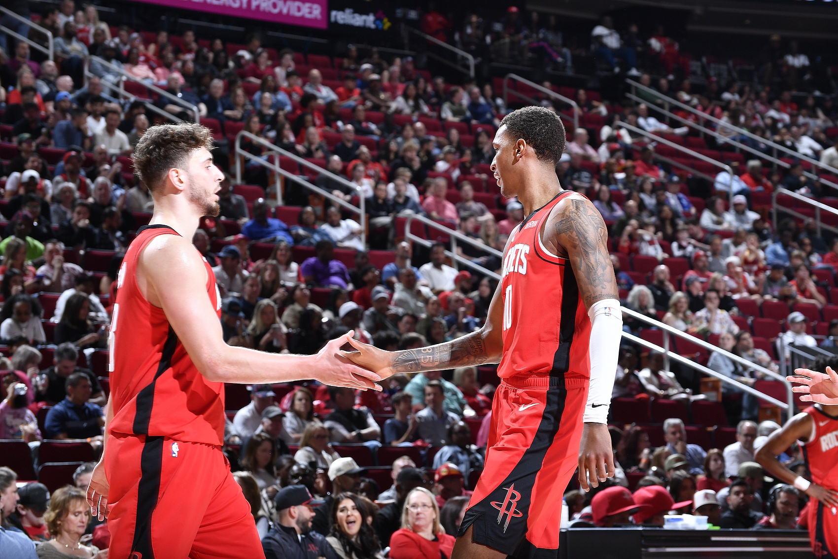 申京回应传球默契质疑 称判断偏差非沟通问题