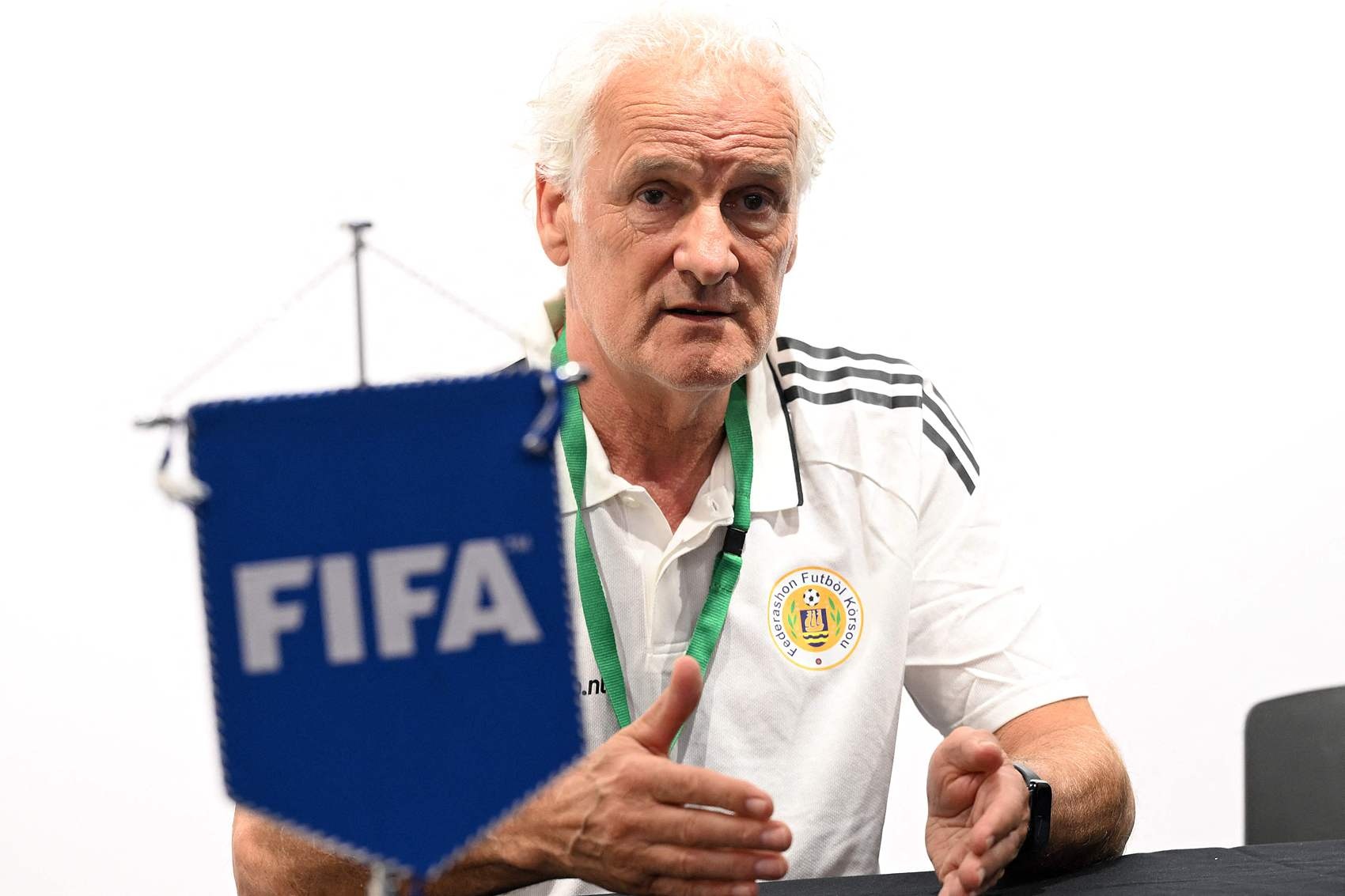 库拉索主帅赛前解析：中国队体能充沛纪律严明 长途跋涉影响备战