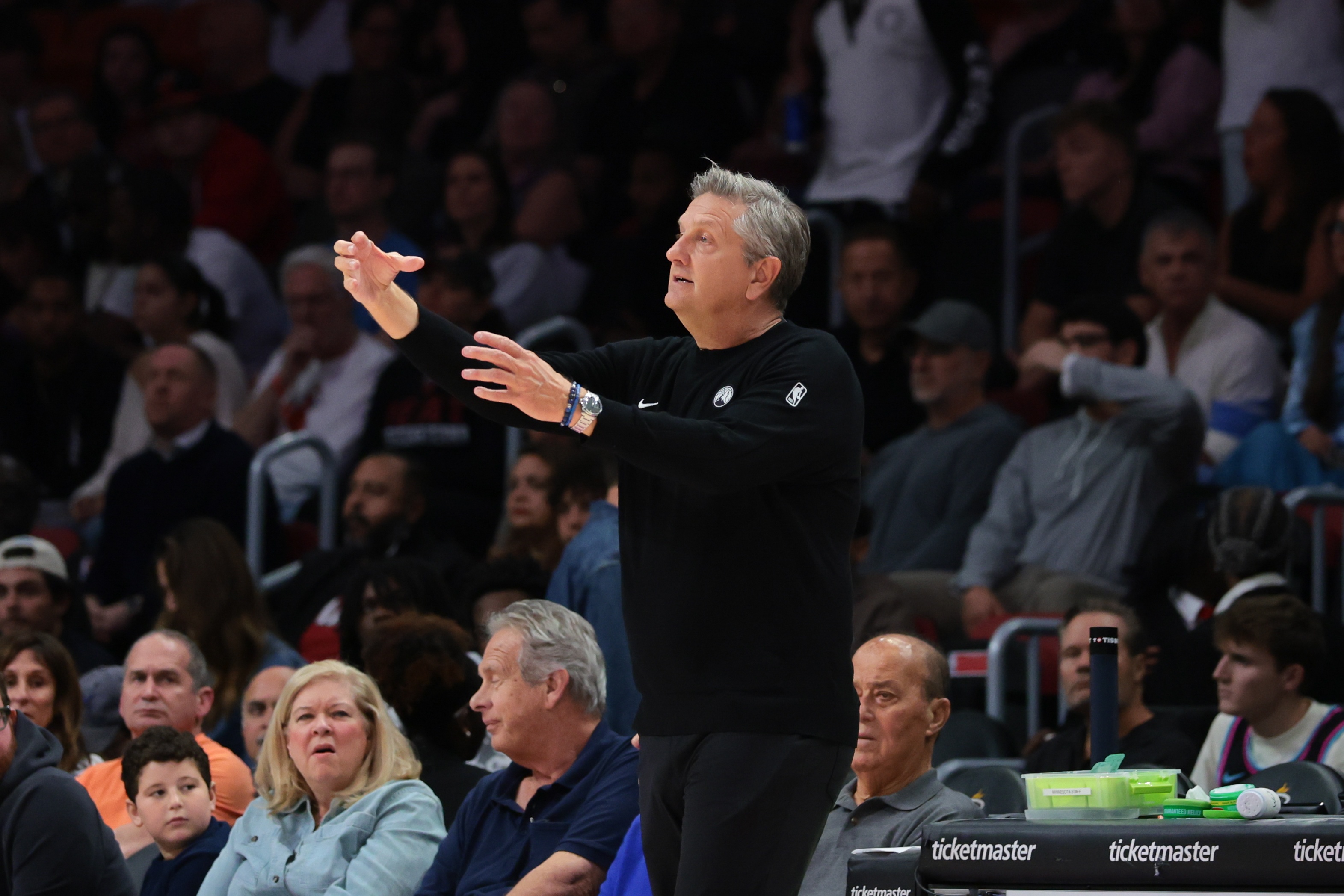 芬奇解释康利首发逻辑 控场需求压倒替补火力