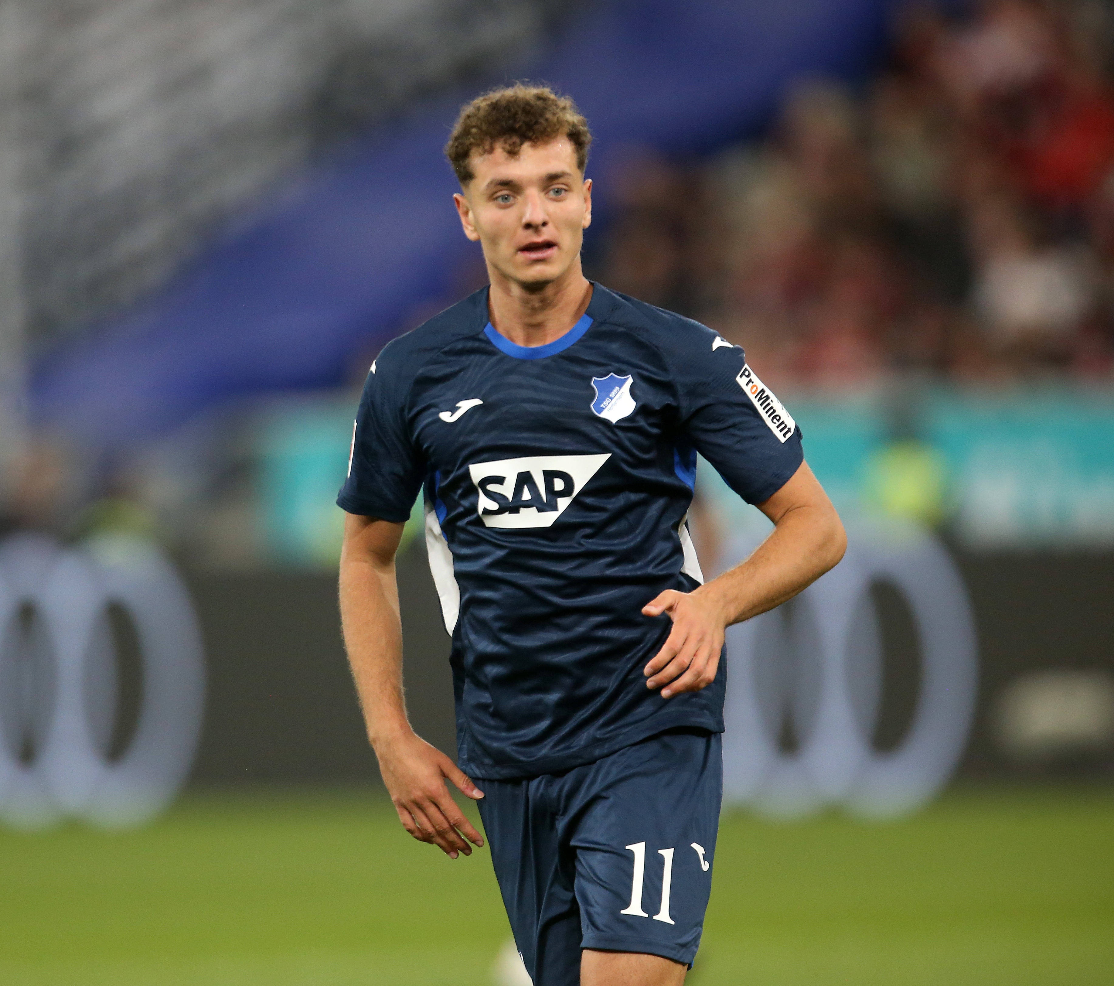 巴萨引援名单锁定阿斯拉尼 社媒晒观赛图引猜测