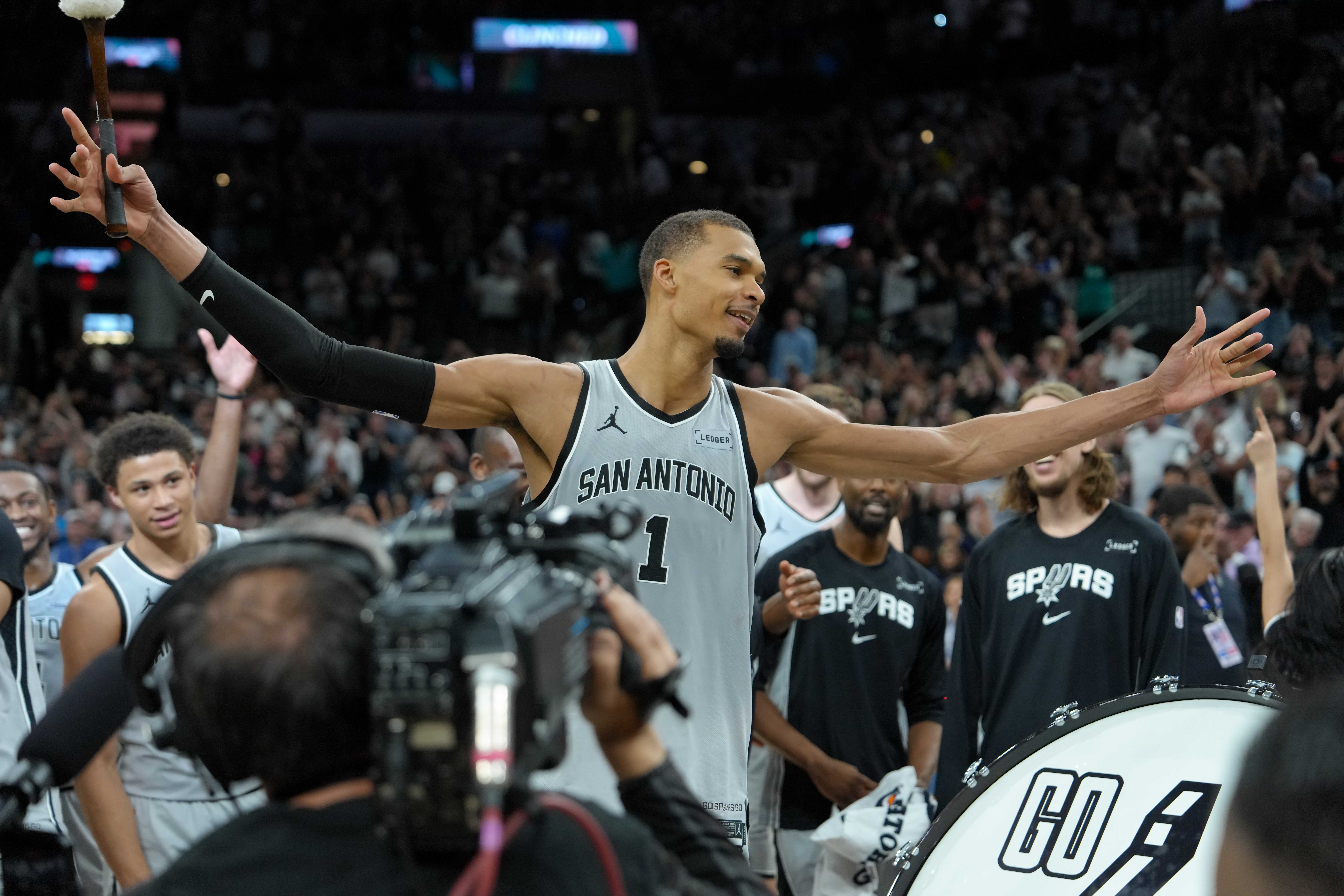 文班亚马点出马刺蜕变关键 后场深度与体系成熟助其大胜雄鹿 文班亚马点出马刺蜕变关键 后场深度与体系成熟助其大胜雄鹿