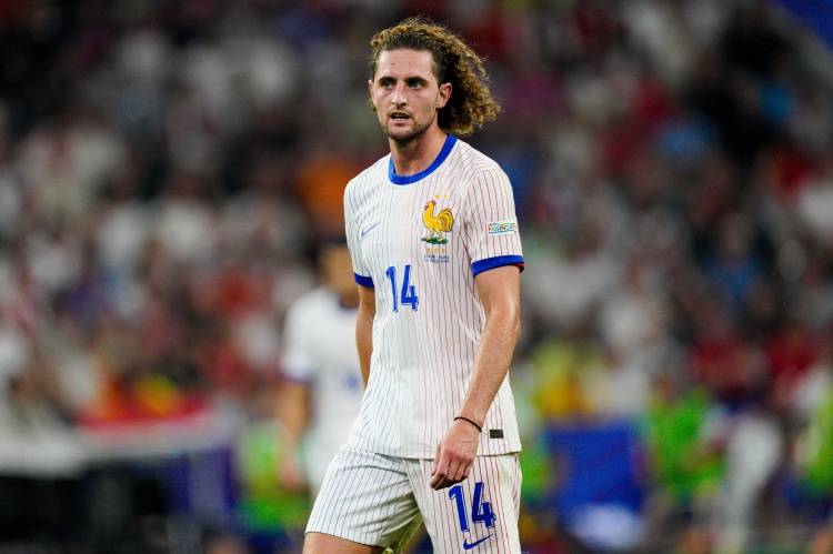 法国队训练观察：拉比奥特膝盖受撞单独恢复 杜埃肋伤无碍回归合练