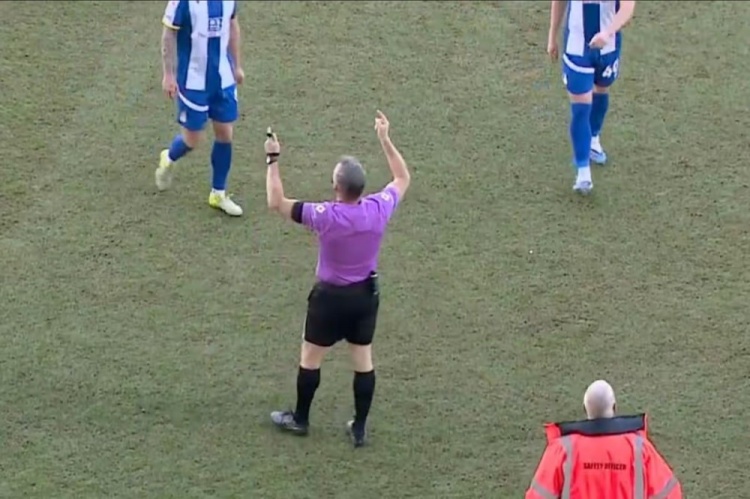 英乙赛场再现无人机干扰 比赛中断四分钟双方终握手言和