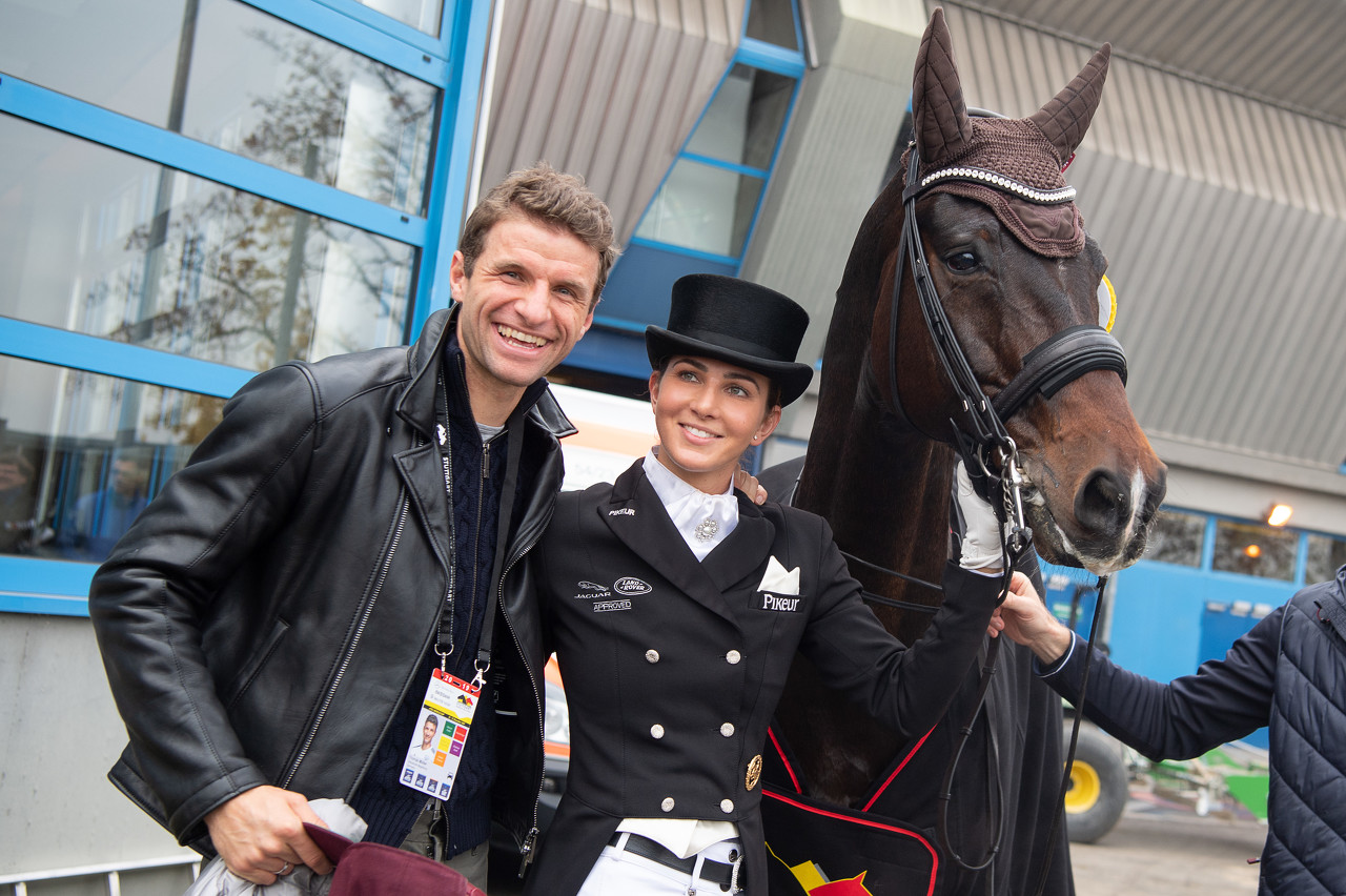 穆勒谈跨洋婚姻现状 直言为足球接受孤独