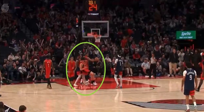 杨瀚森NBA生涯首吃技犯 遭里斯抱摔后微笑抗议被罚2000美元 杨瀚森NBA生涯首吃技犯 遭里斯抱摔后微笑抗议被罚2000美元