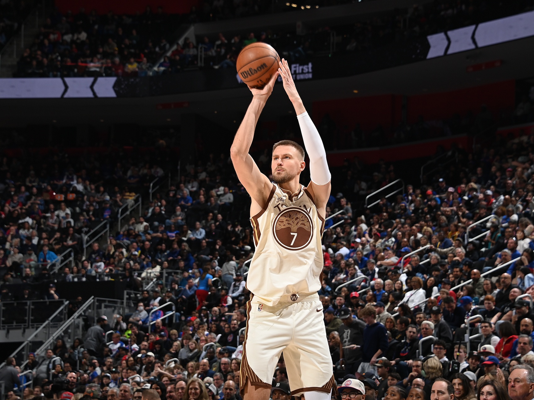 波尔津吉斯半场三分四连击 勇士半场领先掘金 波尔津吉斯半场三分四连击 勇士半场领先掘金