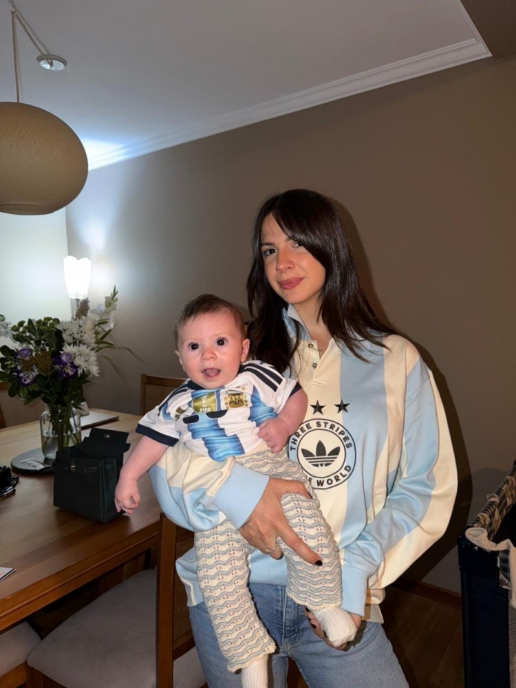 麦卡利斯特社媒更新日常 身穿齐达内5号球衣引关注