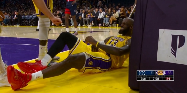 詹姆斯突破倒地申诉打手未果 左手不适引关注
