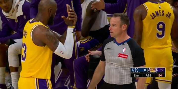 詹姆斯突破倒地申诉打手未果 左手不适引关注