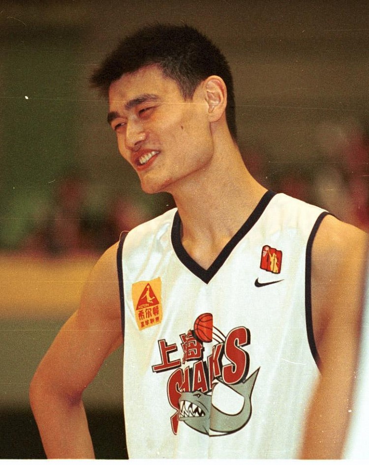 2002年今日 姚明季后赛35分24板 上海半决赛首战力克吉林