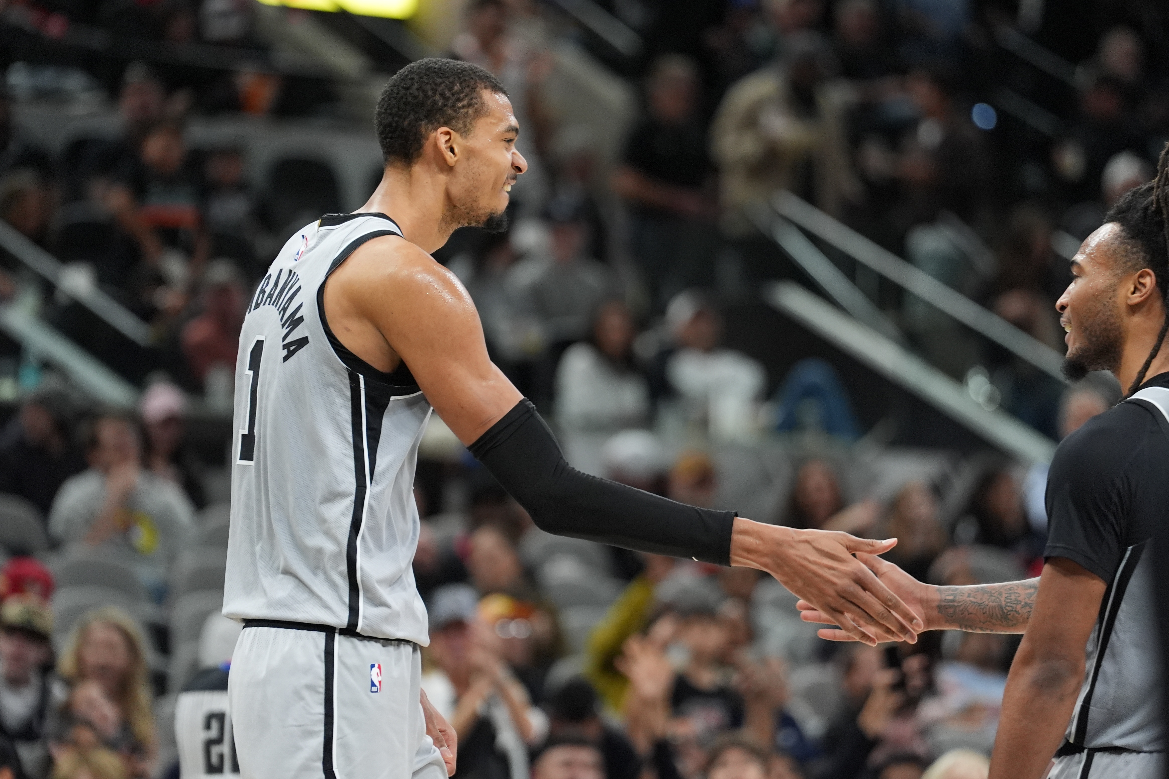 文班亚马41+16+4+3 卡斯尔准三双 马刺轻取公牛