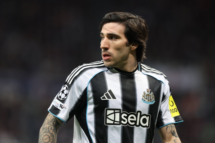 托纳利离队无君子协定 曼联夏窗中场首选安德森