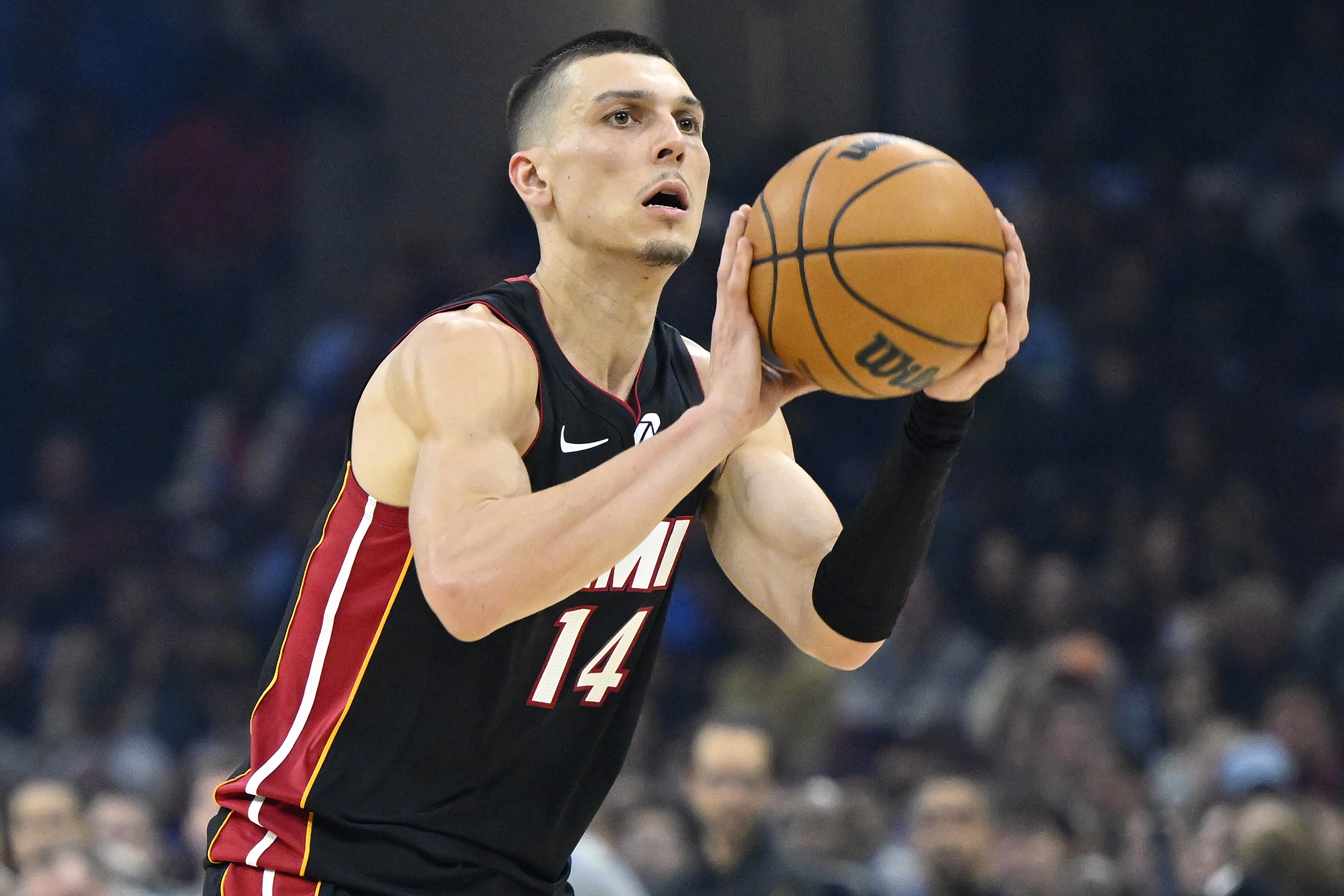 阿德巴约谈希罗末节关键球 热火主场力克76人