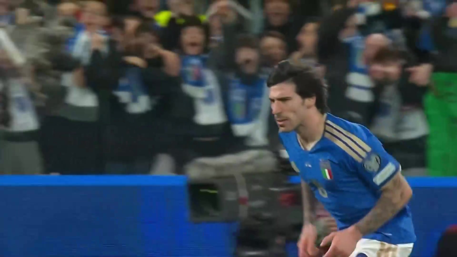 一剑破盾！托纳利精彩凌空斩破门！意大利围攻终于打破僵局！