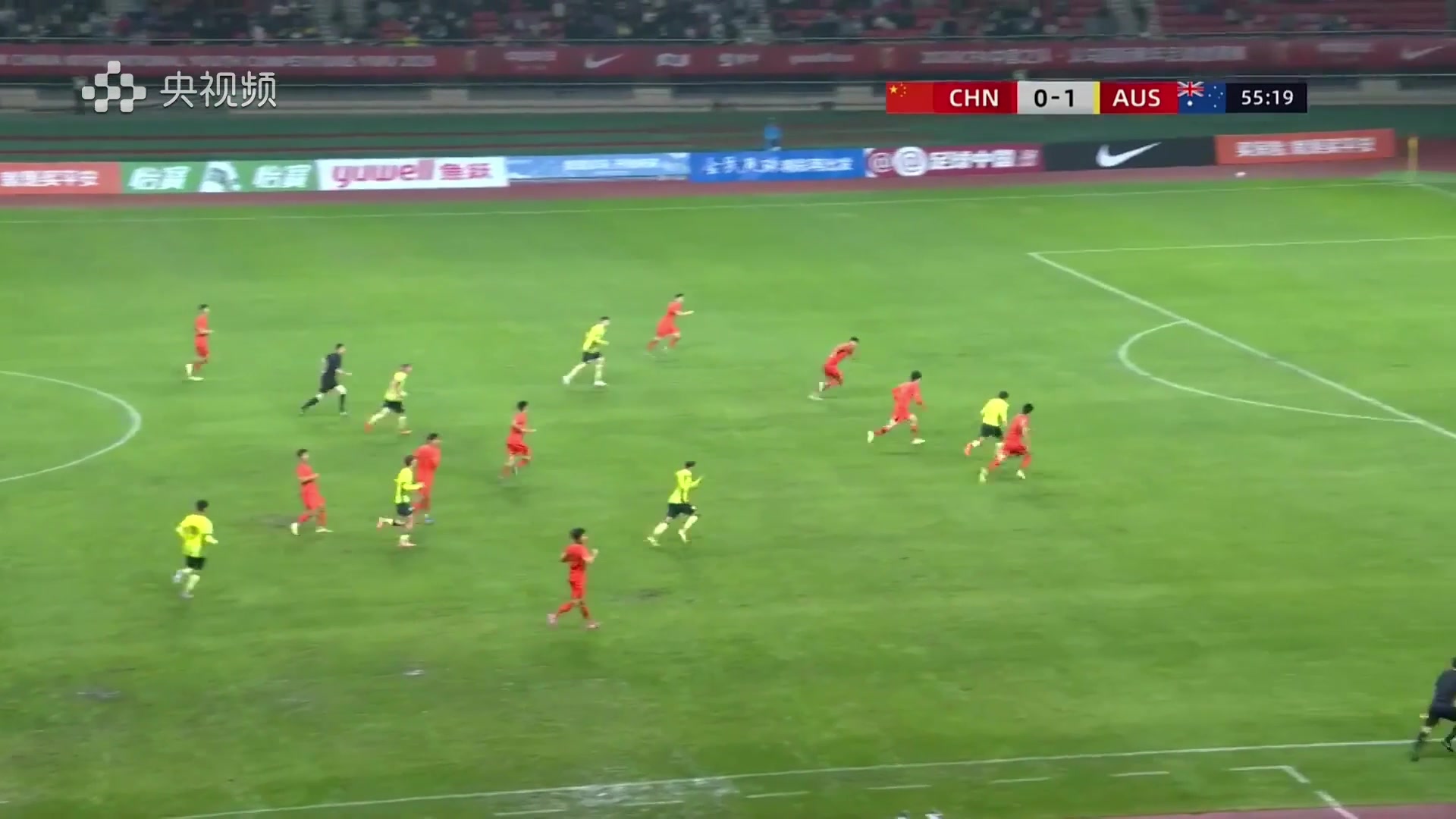 直塞打穿防线！对手单刀破门，U19国足0-2落后