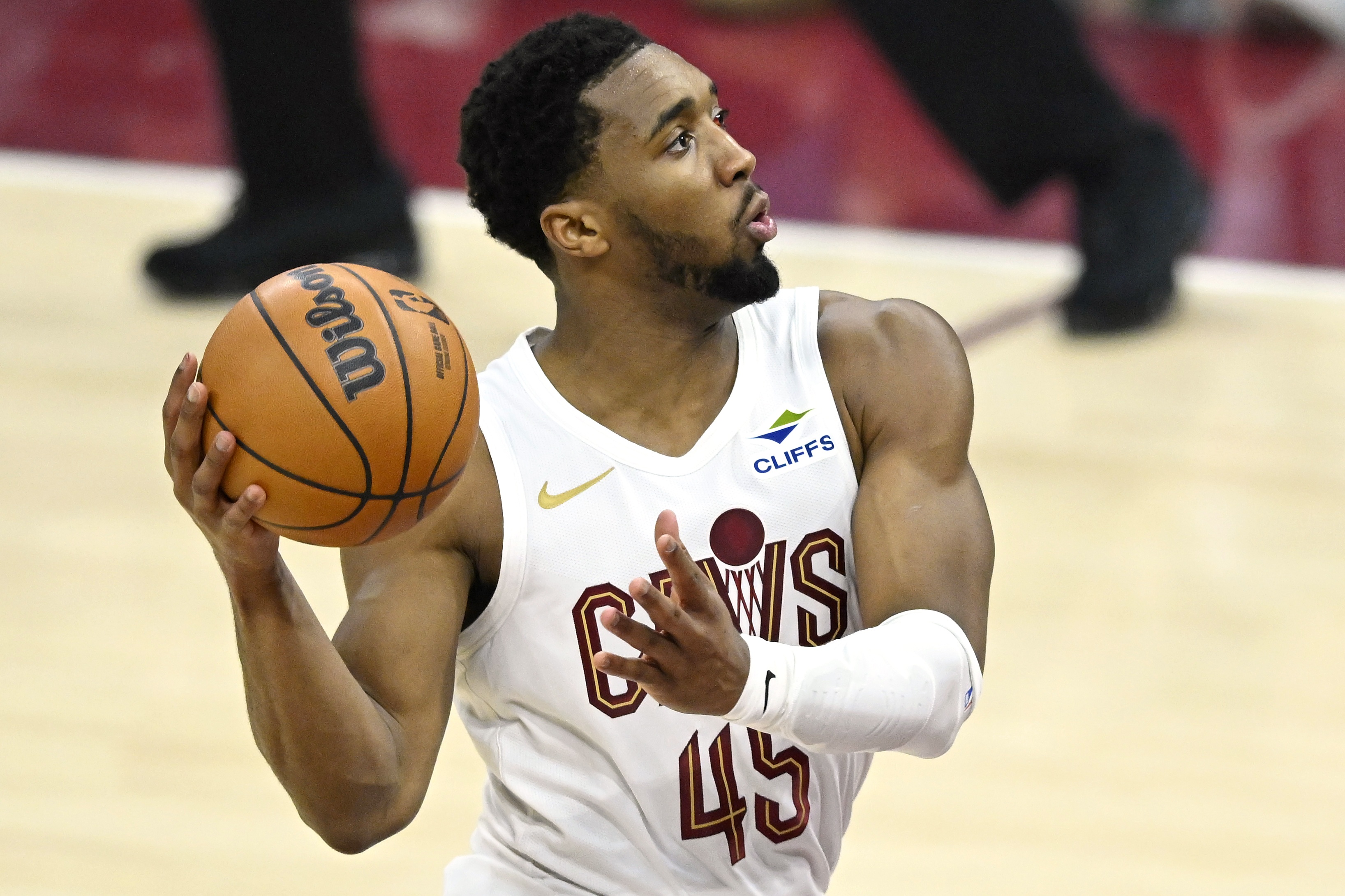 米切尔34分高效输出 骑士主场力克爵士