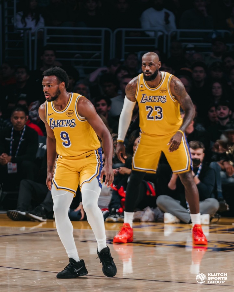 詹姆斯社媒发布赛场父子同框照