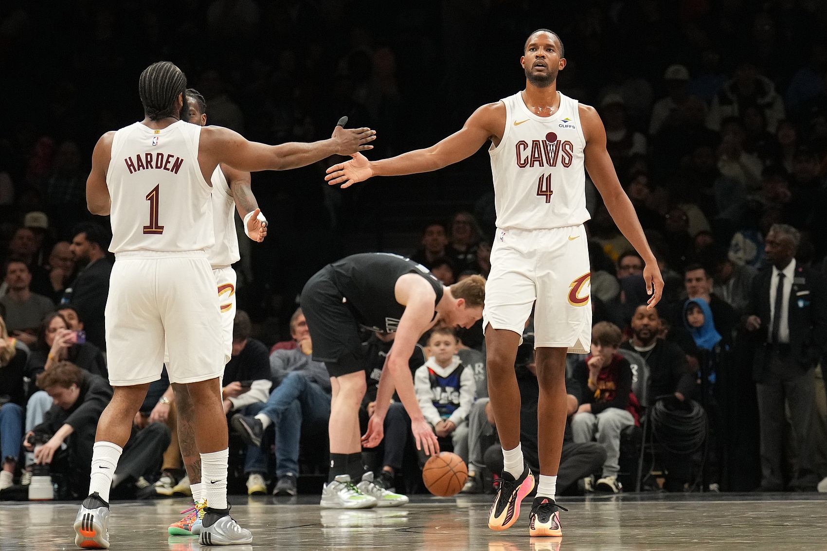 莫布里28分钟34+17统治内线 阿特金森点出哈登战术大师作用 莫布里28分钟34+17统治内线 阿特金森点出哈登战术大师作用